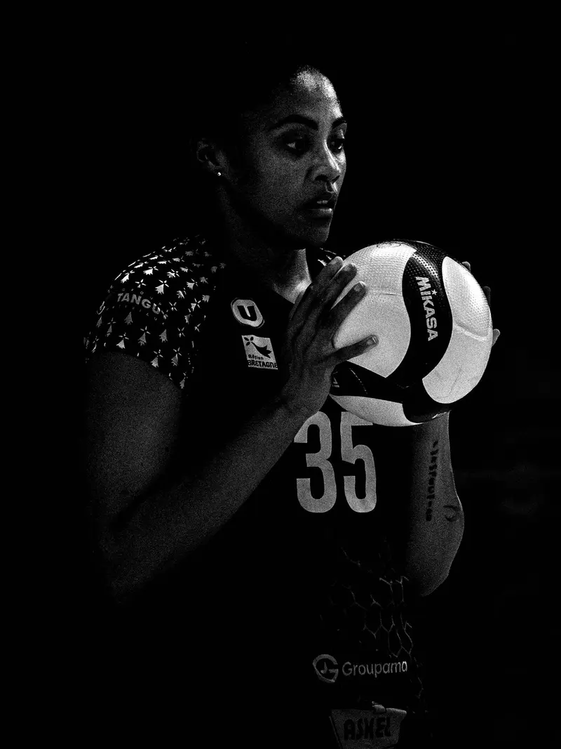 La joueuse n°35 tenant le ballon, portrait en noir et blanc